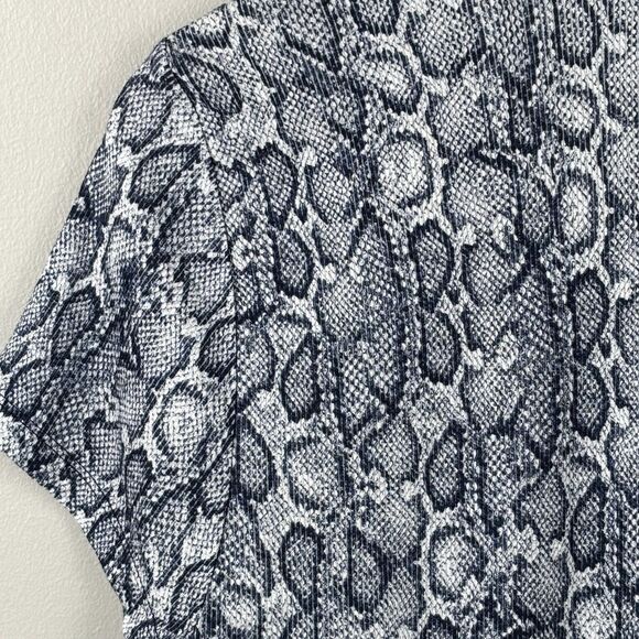 International Concepts Blouse Womens Large Blue Stretch Snakeskin Pattern V-neck - Picture 9 of 9